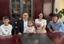 Kasami publikon fotografi me familjen nga zyra e komunës: Familja është forca që më jep energji për çdo sfidë