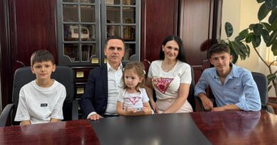 Kasami publikon fotografi me familjen nga zyra e komunës: Familja është forca që më jep energji për çdo sfidë