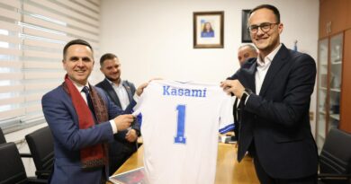 Kasami në Gjilan takohet me Alban Hysenin, shkëmbejnë fanellat e Shkëndijës dhe Dritës