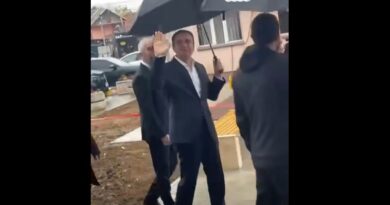 LAJMI I FUNDIT: Albin Kurti zbarkon sërish sot në Mitrovicë bashkë me Xhelal Sveçlen, Albulena Haxhiun, Elbert Krasniqin (Video)