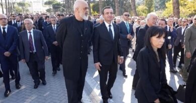 Fatos Nano përcillet për në banesën e fundit, Rama dhe Kurti shfaqen krah më krah duke biseduar