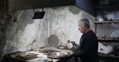 La profesionin e tij 41-vjeçar dhe filloi të punojë si kallajxhi që të mos harrohet zanati