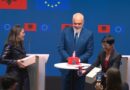 “Urime Shqipëri!”/ Marta Kos përgëzon Ramën për hapjen e të gjithë kapitujve, kryeministri i jep dhuratën e veçantë