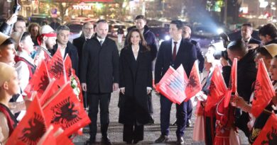 Spiropali, Fetai dhe Mexhiti vendosin kurora pranë shtatores së Skënderbeut në Shkup