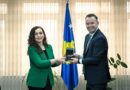 Presidentja, Vjosa Osmani viziton Komunën e Mitrovicës, takon kryetarin Faton Pecin