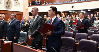 Kuvendi votoi Muhamet Hoxhën dhe Bekim Sali si ministra