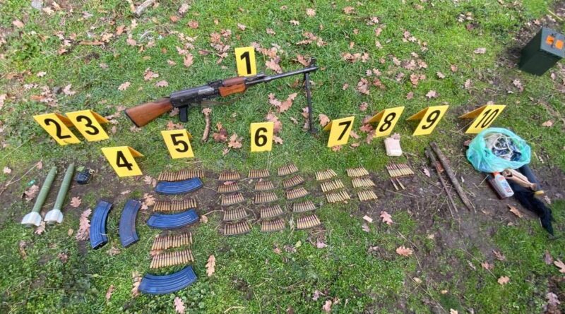 Arsenal i fshehur në Leposaviq, policia zbulon municion e pajisje ushtarake në dy aksione – një i arrestuar