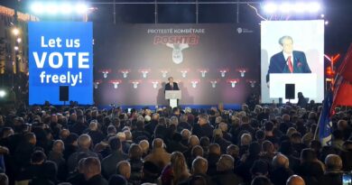 Festat e fundvitit shtyjnë për në janar revolucionin e PD, Berisha: Kur të zëmë sheshin, do dalim aty çdo natë gjersa të përzëmë Ramën