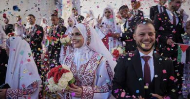 Ringjallet shpresa, 54 çifte martohen në një ceremoni masive në Gazë