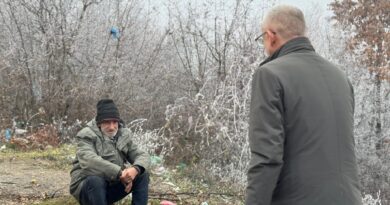 Halil Kastrati strehon një të moshuar të braktisur në Malishevë (Foto)