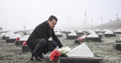 Kryeministri bëri homazhe në kompleksin memorial në Marinë në përvjetorin e rënies së Mujë Krasniqit dhe Beqir Gashit dhe 39 dëshmorëve tjerë