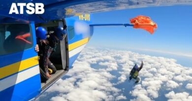 Iu ngatërrua parashuta, parashutisti mbetet i varur nga aeroplani (Video)