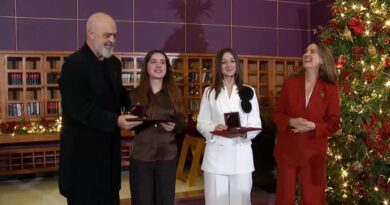 Ceremonia për nxënësit ekselentë, Rama ndan medaljet e arta: Nuk ka privilegj më të madh sesa të vlerësosh rezultatet tuaja