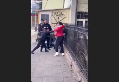 Skandaloze! Rrahje mes nxënësve në Saraj të Shkupit, para shkollës fillore “Dituria” (Video)