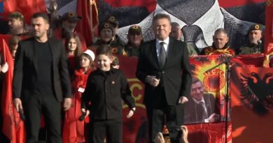 Ilir Shaqiri interpreton “Jam Shqiptar” me djalin dhe nipin në protestën në Shkup (VIDEO)