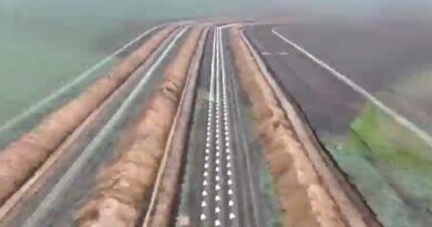 Shikoni çfarë po ndërtojnë ukrainasit në vijën e frontit (Video)