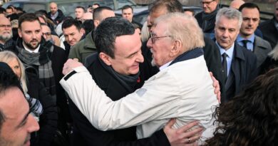 Kryeministri Kurti, Presidentja Osmani dhe ambasadori Walker nderojnë 27-vjetorin e Masakrës së Reçakut me homazhe dhe thirrje për drejtësi