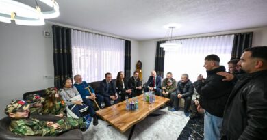 Presidentja Osmani viziton dy familje të mbijetuara të Masakrës së Reçakut