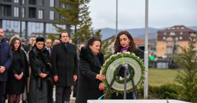 Osmani me familjen e Rugovës bëjnë homazhe tek varri i tij në 20-vjetorin e vdekjes