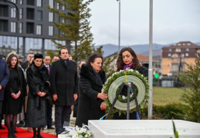 Osmani me familjen e Rugovës bëjnë homazhe tek varri i tij në 20-vjetorin e vdekjes