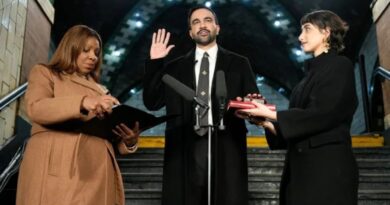 Me dorën mbi Kuran, Mamdani betohet si kryetar bashkie, i pari musliman në historinë e Nju Jorkut