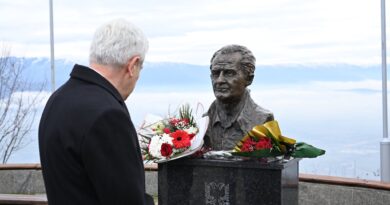 Ali Ahmeti përkujton 4-vjetorin e ndarjes nga jeta të Rafi Halilit