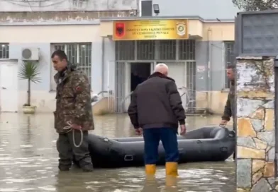 Burgu i Durrësit me gomone në oborr nga përmbytjet, punonjësi: Mos bëj video