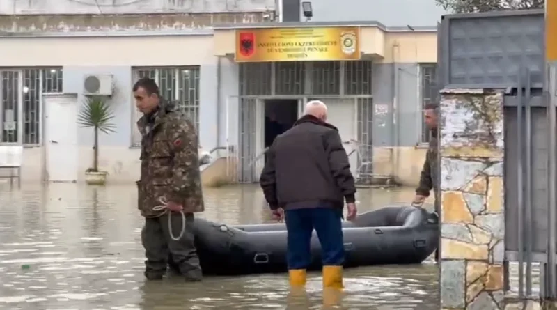 Burgu i Durrësit me gomone në oborr nga përmbytjet, punonjësi: Mos bëj video