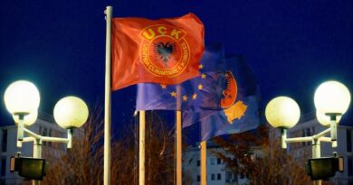 Flamuri i UÇK-së valon në oborrin e Presidencës