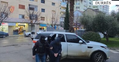 Arrestohet ish-drejtori i burgut të Durrësit, momenti kur shoqërohet në komisariat (Video)