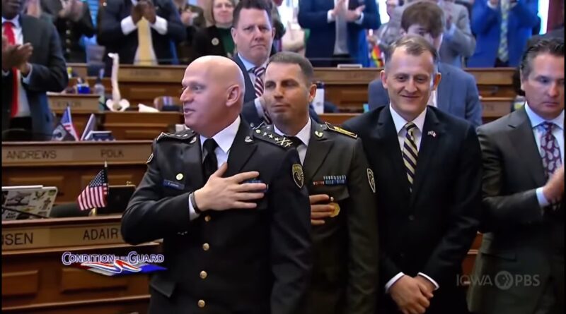 Me duartrokitje e ovacione, kështu u prit në Gardën e Iowas në SHBA gjenerali Bashkim Jashari (Video)