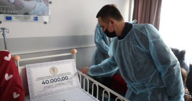 Bilall Kasami viziton fëmiun e parë të 2026 – Deonin, i dhuron 40 mijë denarë