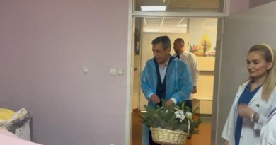 Dy vajza binjake në Gjinekologjinë e Çairit, Mexhiti: Mirë se erdhët në jetë. U rritshi me shëndet, dashuri dhe fat