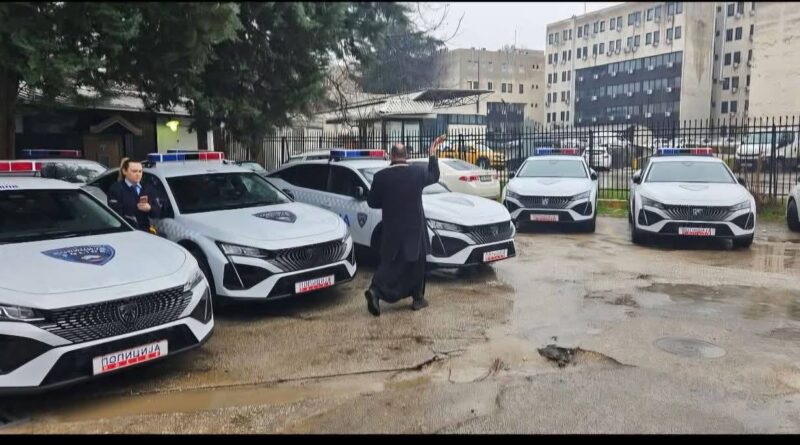 MPB nis hetim për fotografitë e ritit fetar mbi automjetet policore