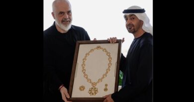 Rama nderohet me medaljen më të lartë gjatë vizitës në Emiratet e Bashkuara Arabe