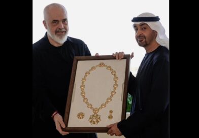 Rama nderohet me medaljen më të lartë gjatë vizitës në Emiratet e Bashkuara Arabe