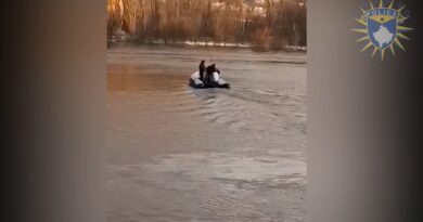Policia e Kosovës me barkë shpëtimi evakuon një familje të bllokuar nga vërshimet në Mitrovicë (Video)