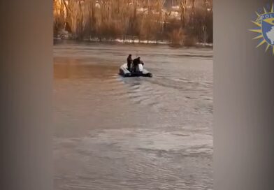 Policia e Kosovës me barkë shpëtimi evakuon një familje të bllokuar nga vërshimet në Mitrovicë (Video)