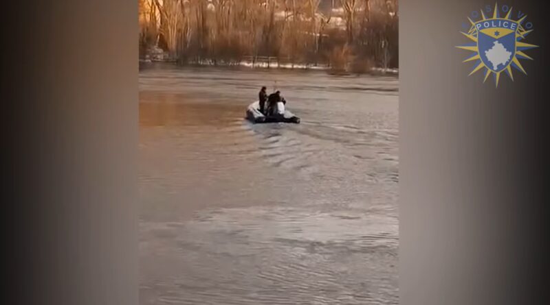Policia e Kosovës me barkë shpëtimi evakuon një familje të bllokuar nga vërshimet në Mitrovicë (Video)