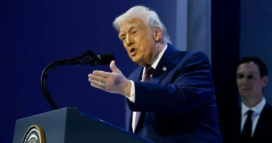 Trump flet për mavijosjen në dorën e majtë: E kam goditur një tavolinë në Davos (Video)