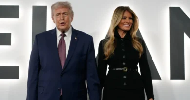 E veshur plotësisht me të zeza dhe dorë për dore me Trump, Melania shfaqet mahnitëse në premierën e filmit të saj