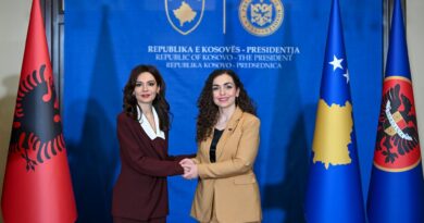 Presidentja Osmani pret në takim Ministren e Jashtme të Shqipërisë, Elisa Spiropali