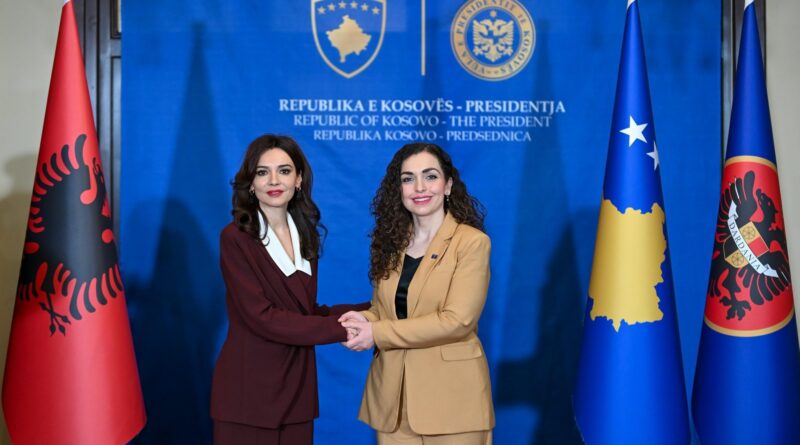 Presidentja Osmani pret në takim Ministren e Jashtme të Shqipërisë, Elisa Spiropali