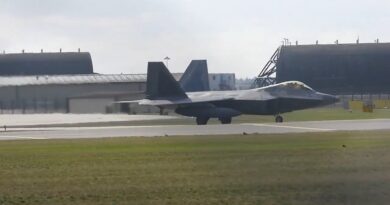 Afrohet sulmi në Iran? Bishat F-22 ulen në bazën ajrore në Izrael (Video)