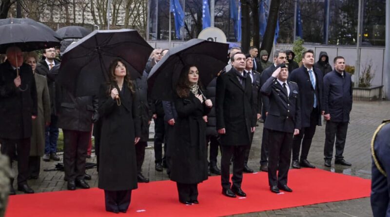 Krerët e shtetit morën pjesë në ceremoninë e ngritjes së Flamurit të Republikës së Kosovës në shënim të 18-vjetorit të Pavarësisë