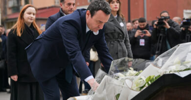 Kurti me familjarë, ministra e aktivistë përkujtojnë Arben Xheladinin dhe Mon Balajn