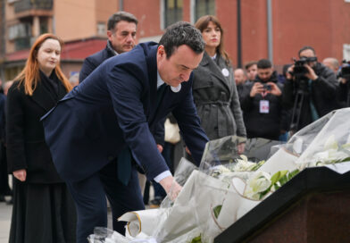 Kurti me familjarë, ministra e aktivistë përkujtojnë Arben Xheladinin dhe Mon Balajn