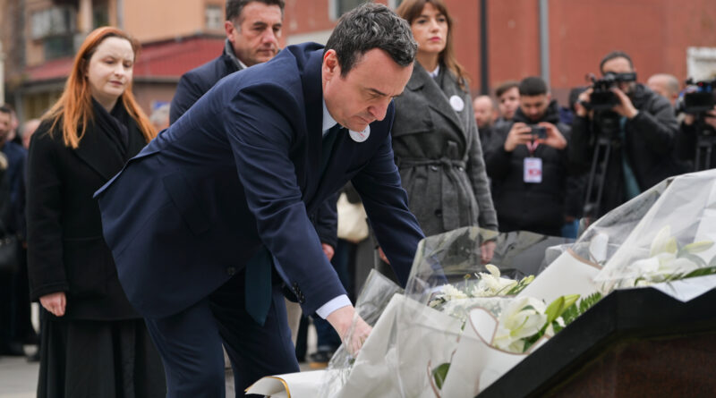 Kurti me familjarë, ministra e aktivistë përkujtojnë Arben Xheladinin dhe Mon Balajn