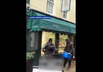 Të maskuar grabitin një dyqan bizhuterish në mes të ditës (Video)