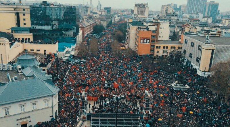 Mbi 130 mijë qytetarë morën pjesë në marshin “Drejtësi, jo politikë”